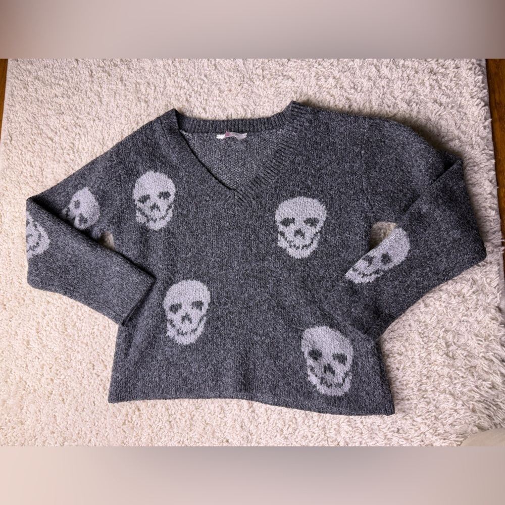 Juniors Small Gray No Boundaries Skull Pattern Sweater - Picture 1 of 5